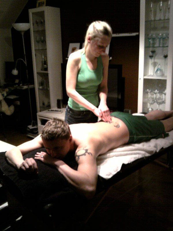 Micke får massage av Viveka..hoppas det hjälper