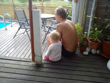 Två som sitter och njuter i sommarvärmen