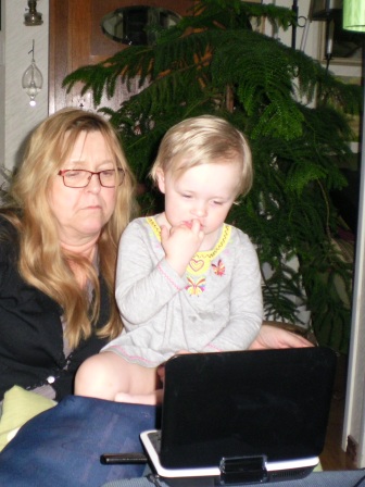 Wilma hade en dvd spelare med sig. Vi kollar på en film