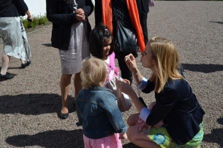 Malin blåser såpbubblor med Wilma och Isadora