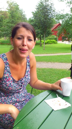 Men ojdå Karina åt upp hela kakan som hon skulle dela med Micke