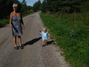 Mormor och Jonathan på promenad till hästarna